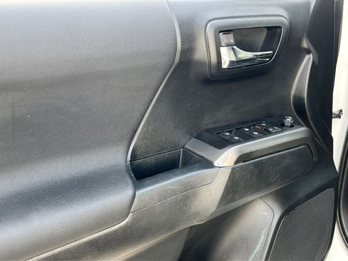 Used 2019 Toyota Tacoma TRD Sport AWD/4WD image 15