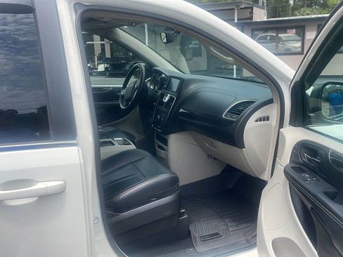 Used 2013 Chrysler Town & Country Touring FWD image 12