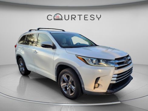 Used 2018 Toyota Highlander Limited Platinum FWD image 4