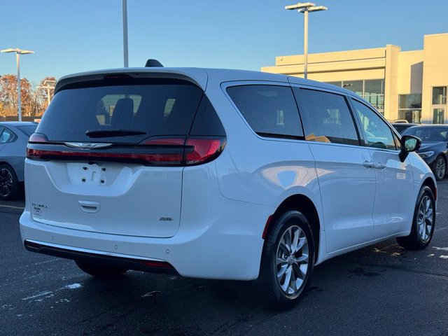 New 2026 Chrysler Pacifica Select AWD/4WD image 4