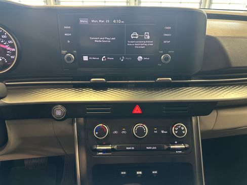 Used 2022 Kia Carnival LX image 3