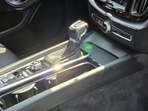 Used 2019 Volvo XC60 T6 Momentum w/ Multimedia Package image 15