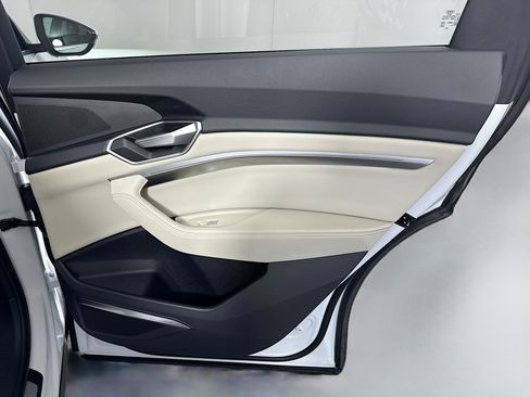 Used 2024 Audi Q8 e-tron Premium Plus w/ Premium Plus Package image 28