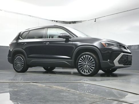 Used 2025 Volkswagen Taos SE FWD image 30