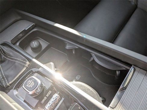 Used 2019 Volvo S60 T5 R-Design image 18