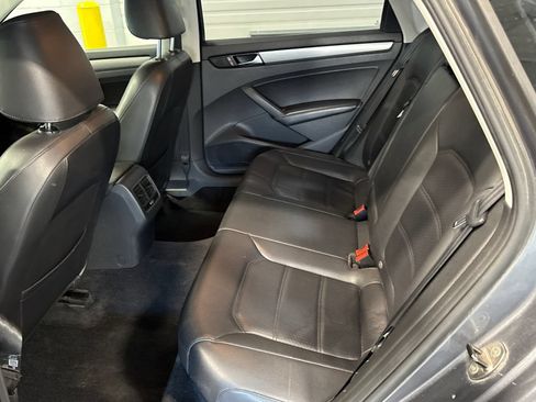 Used 2014 Volkswagen Passat 1.8T SE FWD image 9