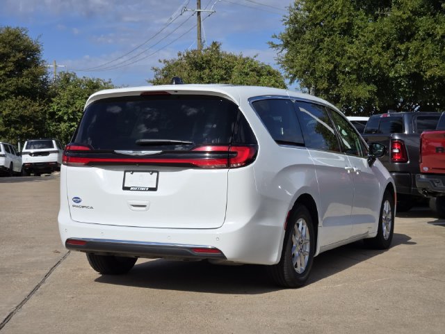Certified 2024 Chrysler Pacifica Touring-L FWD image 7