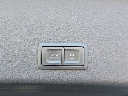 Used 2019 Audi e-tron Premium Plus image 17