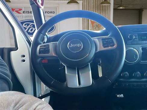 Used 2017 Jeep Wrangler Unlimited Rubicon image 18