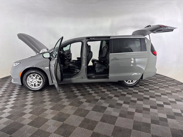 Used 2025 Chrysler Pacifica Select FWD image 11