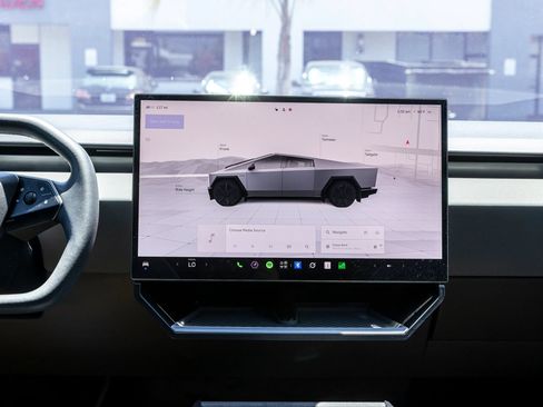 Used 2024 Tesla Cybertruck AWD Crew Cab image 31