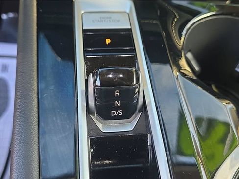 Used 2025 Volkswagen Atlas SE FWD image 18
