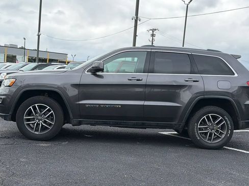 Used 2019 Jeep Grand Cherokee Laredo w/ 18" Wheel & 8.4" Radio Group AWD/4WD image 4