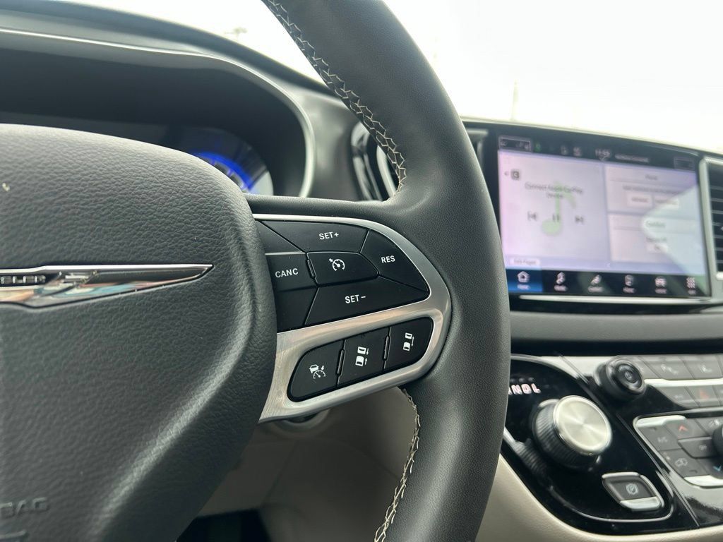 Used 2024 Chrysler Pacifica Touring-L FWD image 12