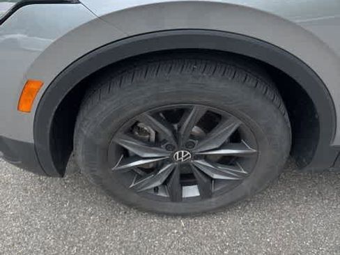 Certified 2023 Volkswagen Tiguan SE w/ Panoramic Sunroof Package FWD image 10