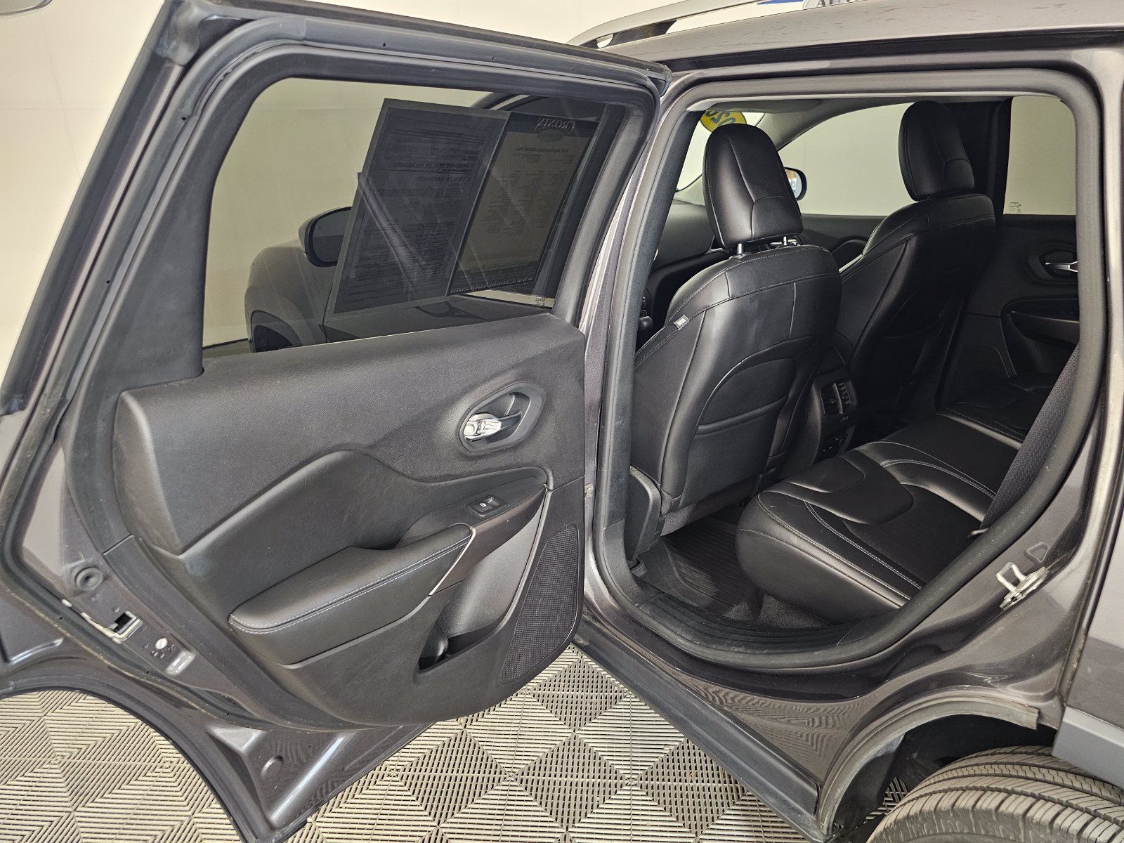 Used 2020 Jeep Cherokee Latitude Plus w/ Comfort/Convenience Group AWD/4WD image 25