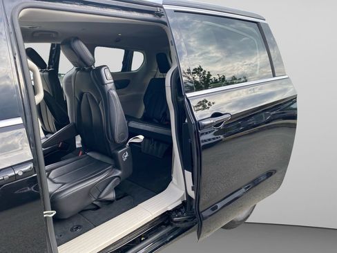 Used 2024 Chrysler Pacifica Touring-L FWD image 17