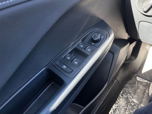 New 2025 Volkswagen Taos SE image 18