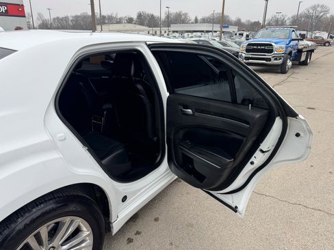 Used 2016 Chrysler 300 C image 10