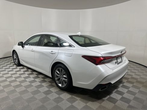 Used 2020 Toyota Avalon XLE w/ Moonroof Package image 5