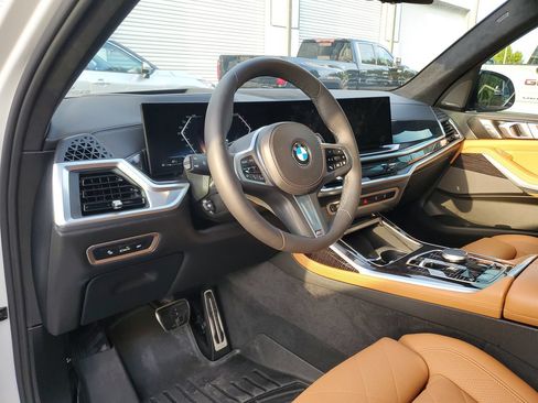 Used 2025 BMW X7 xDrive40i w/ M Sport Package AWD/4WD image 19