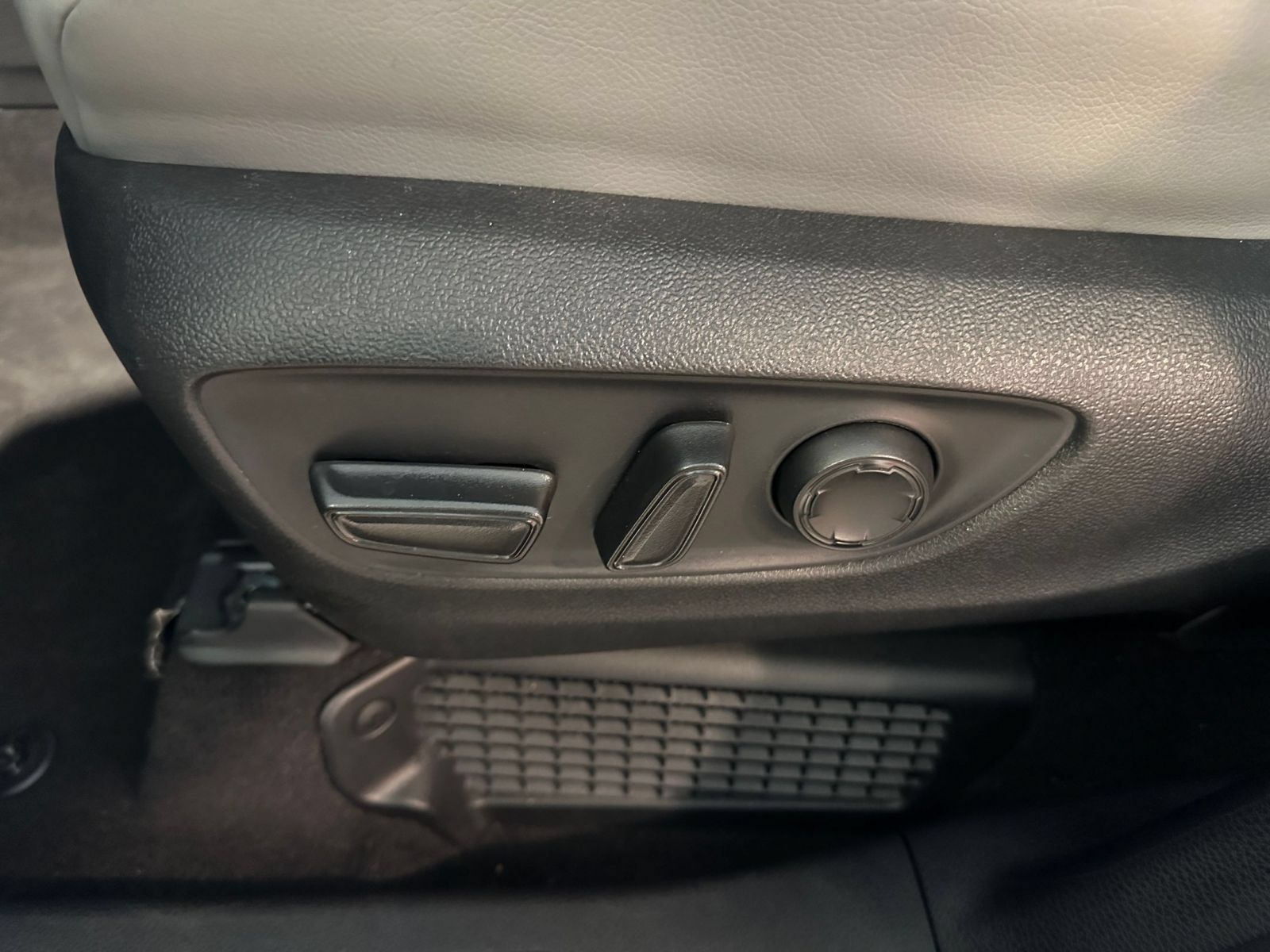 Used 2025 Toyota Sienna XLE FWD image 21