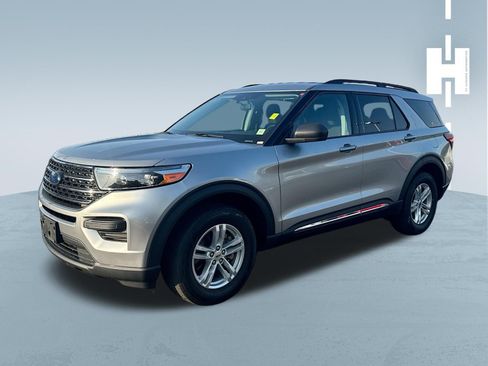 Used 2023 Ford Explorer XLT AWD/4WD image 3