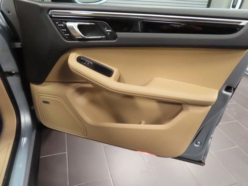 Used 2020 Porsche Macan image 11