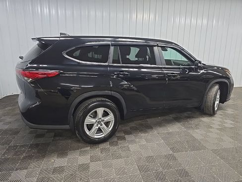 Used 2023 Toyota Highlander LE AWD/4WD image 3