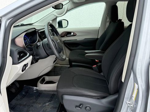 Used 2017 Chrysler Pacifica LX w/ Tire & Wheel Group image 8