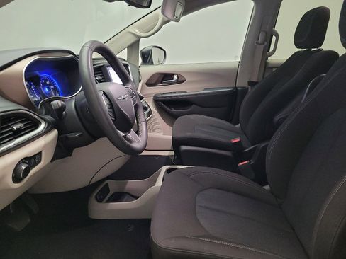 Used 2023 Chrysler Voyager LX FWD image 17