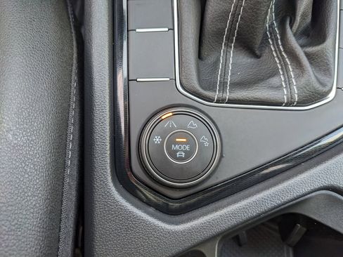 Certified 2025 Volkswagen Taos SE image 27