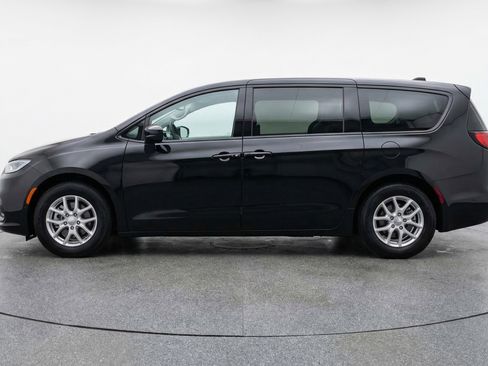Used 2024 Chrysler Voyager LX image 5