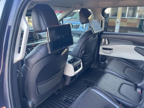 Certified 2024 Kia Carnival LX image 9
