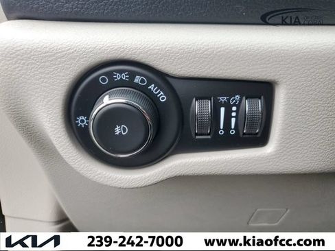 Used 2022 Chrysler Pacifica Limited FWD image 30