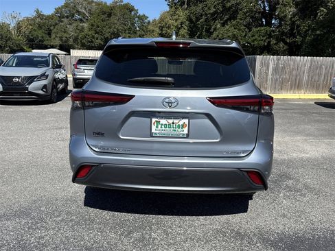 Used 2023 Toyota Highlander Limited image 4