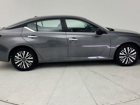 Used 2025 Nissan Altima 2.5 SV FWD image 9