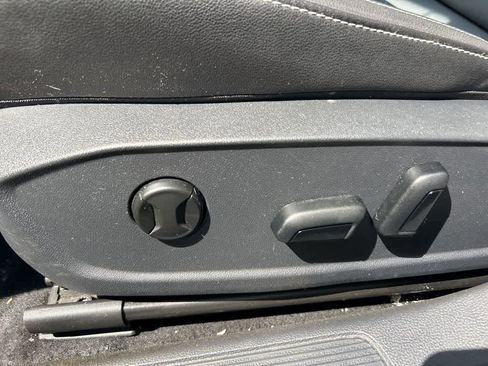 Used 2025 Volkswagen Jetta SE image 16