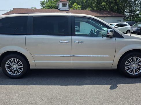 Used 2016 Chrysler Town & Country Touring-L FWD image 4