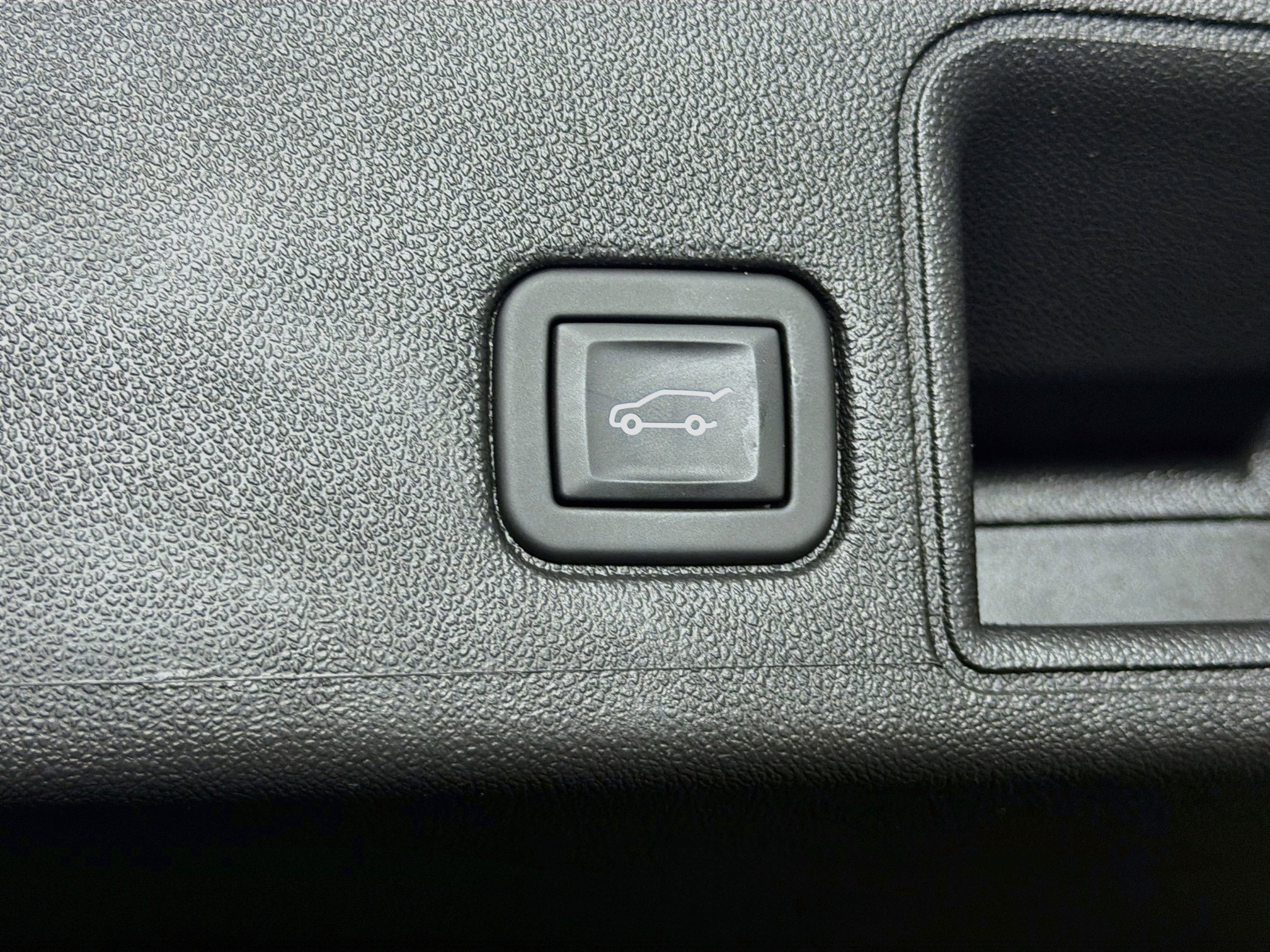 Used 2024 GMC Terrain SLE w/ Driver Convenience Package FWD image 28