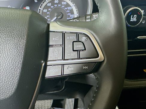 Used 2024 Toyota Highlander XLE FWD image 17