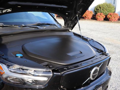 Used 2022 Volvo XC40 P8 Recharge Plus AWD/4WD image 2