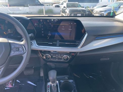 Used 2025 Chevrolet Trax LT image 18