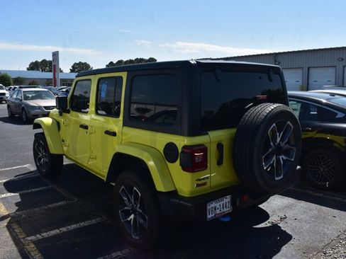 Used 2024 Jeep Wrangler Unlimited w/ Convenience Group AWD/4WD image 5