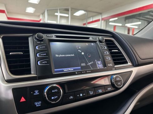 Used 2019 Toyota Highlander XLE image 23