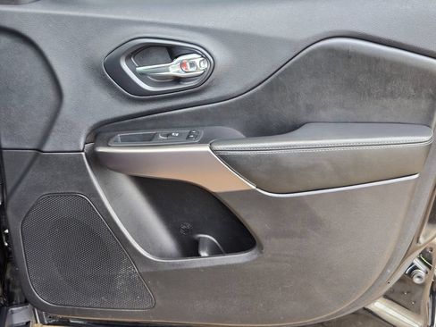 Used 2019 Jeep Cherokee Limited FWD image 28