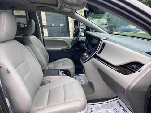 Used 2020 Toyota Sienna XLE FWD image 30