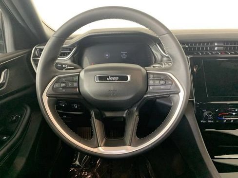 Used 2025 Jeep Grand Cherokee Altitude AWD/4WD image 27