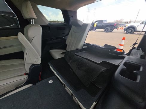 Used 2023 Hyundai Palisade Limited w/ Winter Package image 7