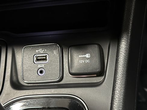 Used 2020 Jeep Cherokee Limited FWD image 34